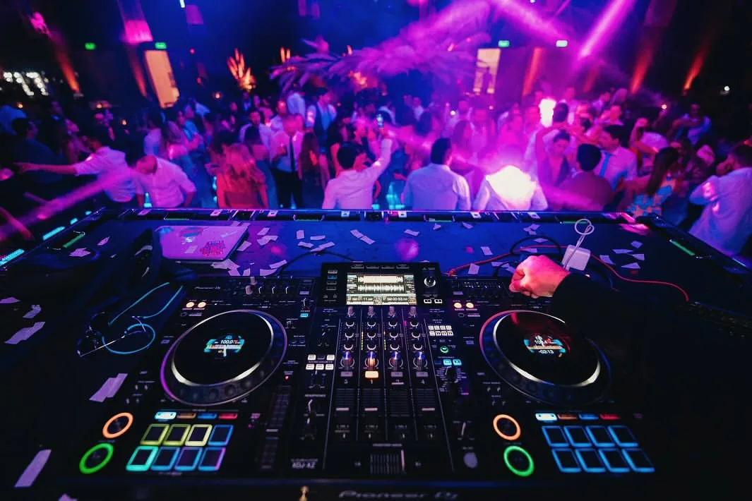Cabina de DJ profesional Pioneer frente a la pista llena