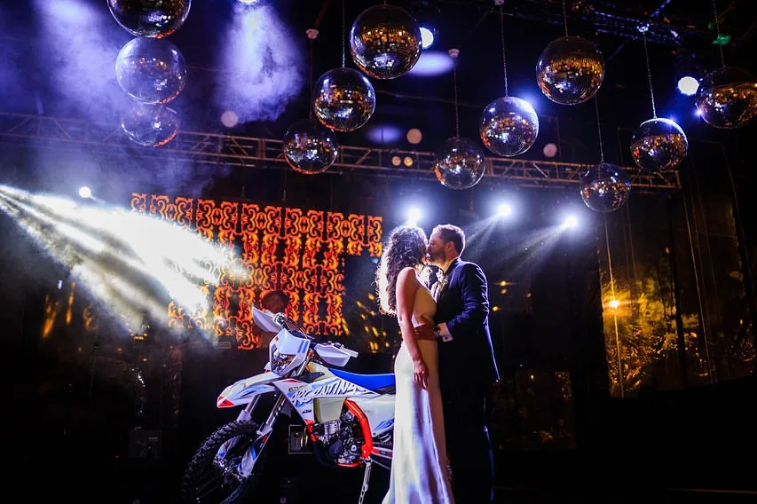 Producción a medida con moto en escenario e iluminación