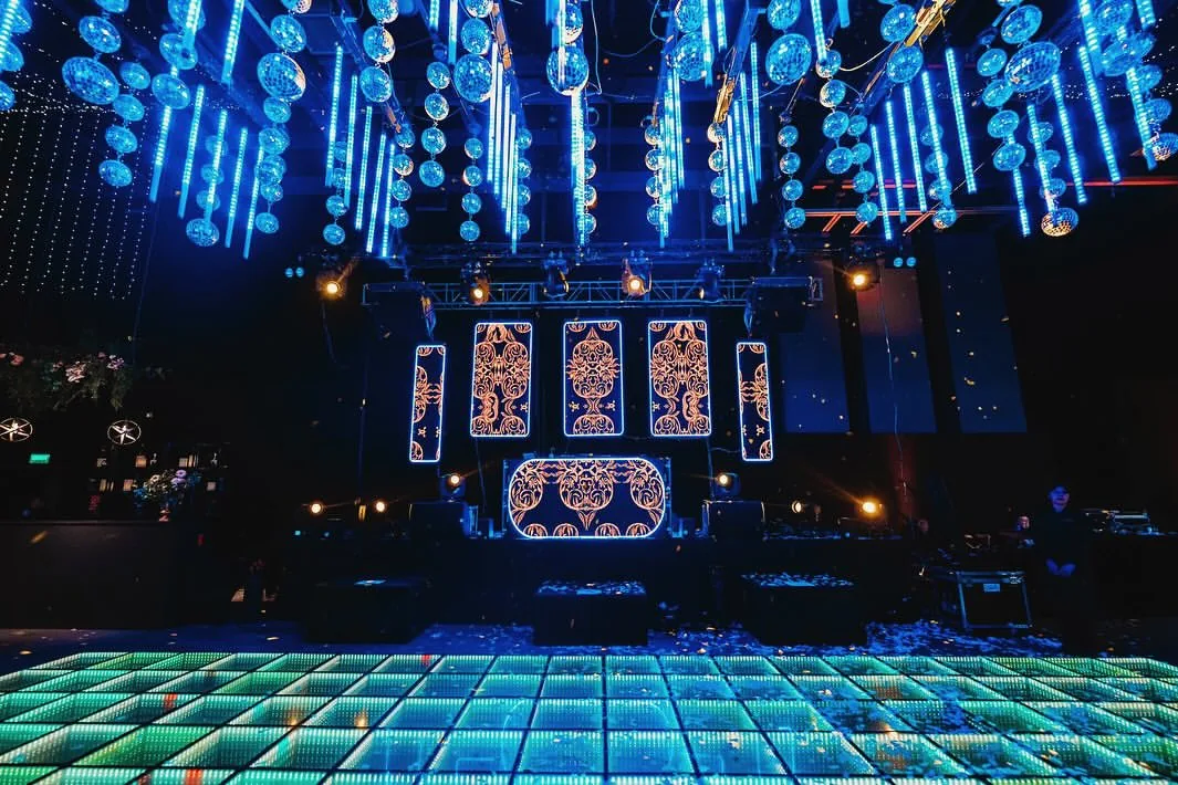 Setup de pista LED e iluminación azul antes del evento